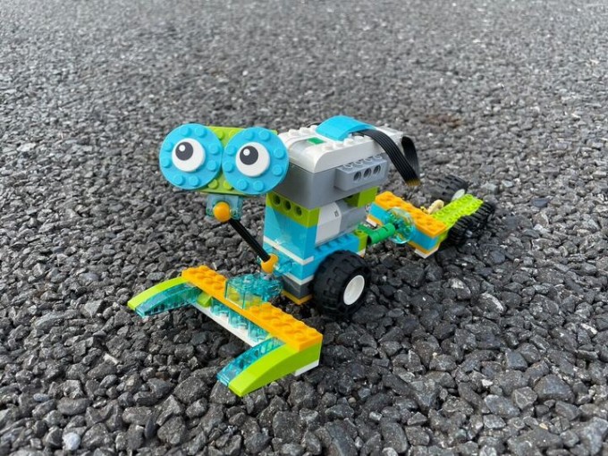 レゴ®ブロックで、動く月面探査機をプログラミング