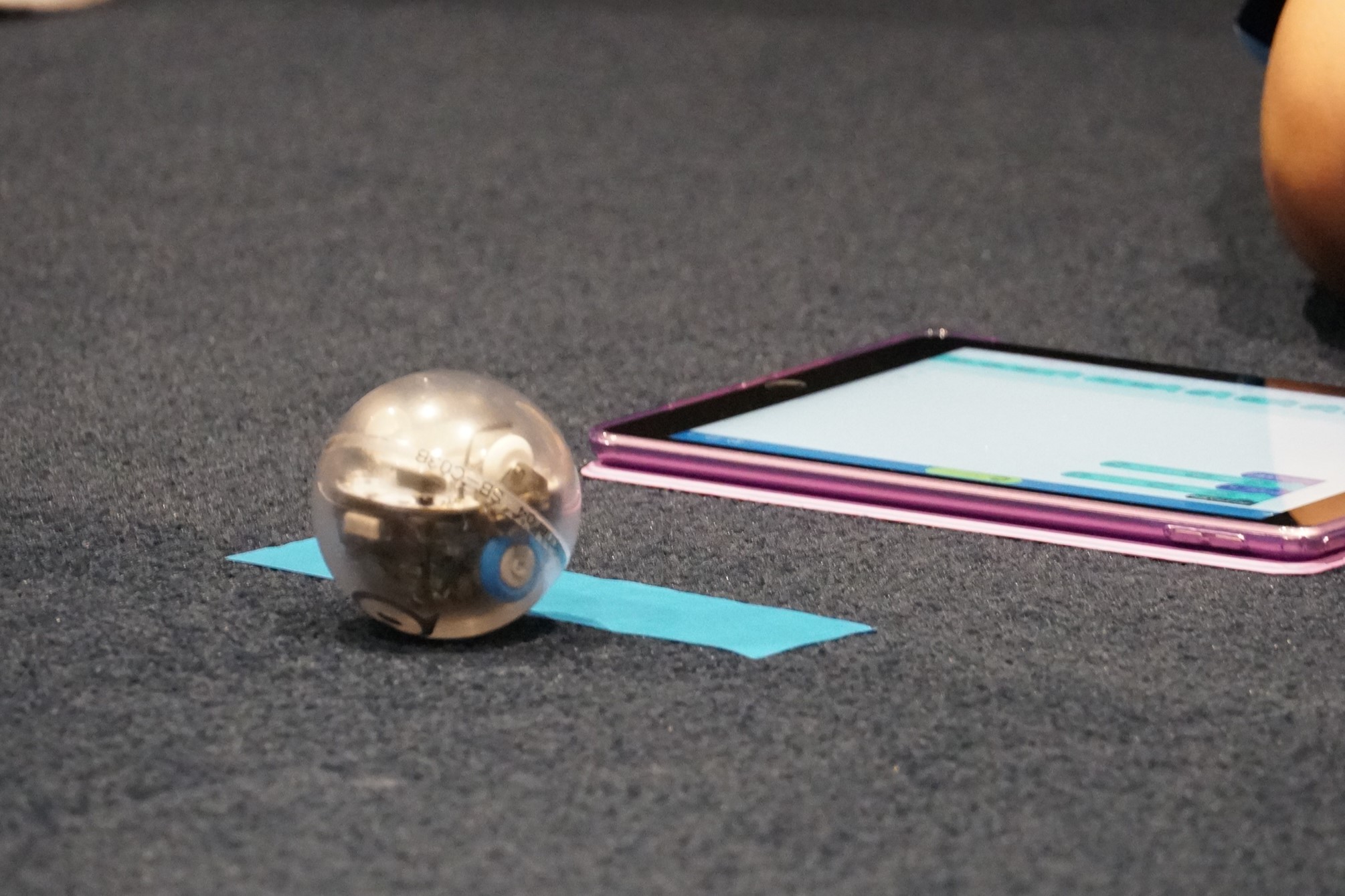 ロボットボール「Sphero BOLT」で障害物レース